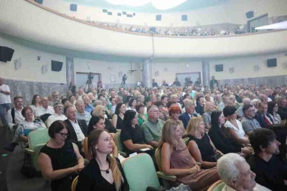 slavnostna-seja-zagorje-podelitev-obcinskih-priznanj-2025-35-1 Če je moj lastni video, ga bi dal dol iz socialnega omrežja popravil in se opravičil v novem objavljenem videu. Če pa ni moj video ga bi prijavil za lažne informacije in obvestil osebo, ki je to objavilo.