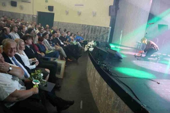 slavnostna-seja-zagorje-podelitev-obcinskih-priznanj-2025-38-1 Če je moj lastni video, ga bi dal dol iz socialnega omrežja popravil in se opravičil v novem objavljenem videu. Če pa ni moj video ga bi prijavil za lažne informacije in obvestil osebo, ki je to objavilo.