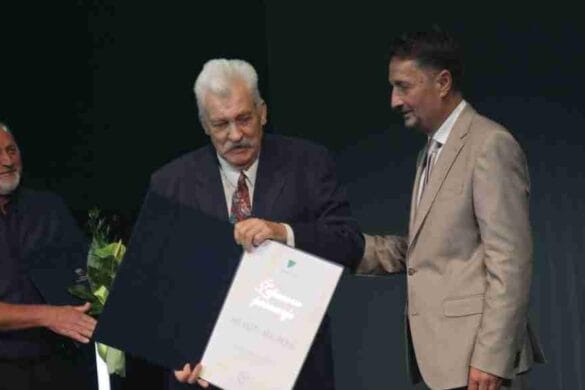 slavnostna-seja-zagorje-podelitev-obcinskih-priznanj-2025-6-1-1024×580 Če je moj lastni video, ga bi dal dol iz socialnega omrežja popravil in se opravičil v novem objavljenem videu. Če pa ni moj video ga bi prijavil za lažne informacije in obvestil osebo, ki je to objavilo.