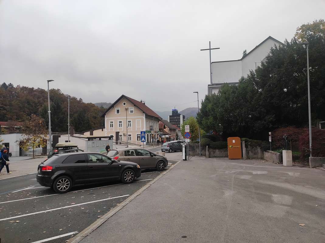 Parkirišča v Zasavju: Letos od parkirnine že 25.000 evrov, sosedi le neplačljive modre cone