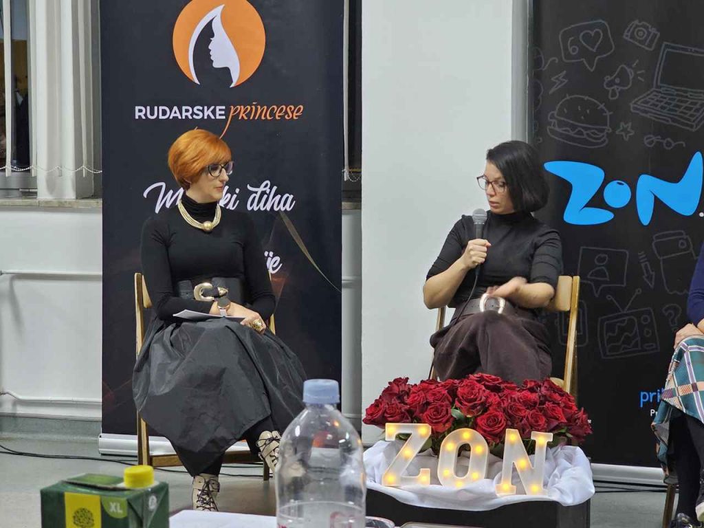 “Naj stoji,” se je včeraj strinjalo skoraj 50 žensk [FOTO]