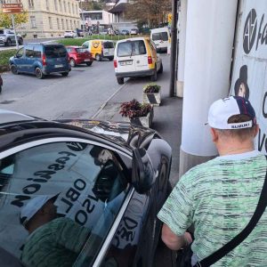 Nedolžno parkiranje ali ovira za pešce?