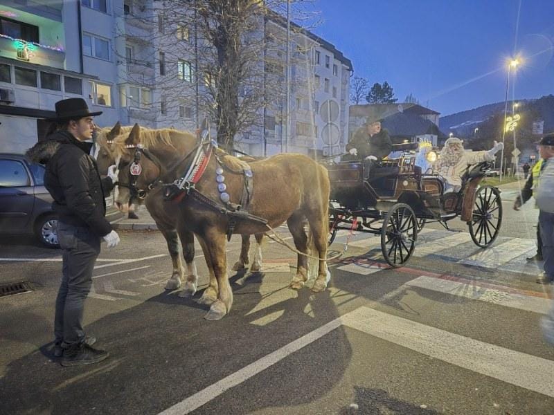 sprevod_dedka_mraza_trbovlje_december_2025_park_1_800x600