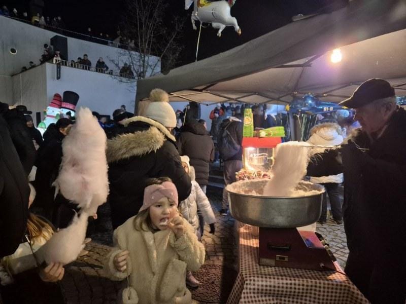 sprevod_dedka_mraza_trbovlje_december_2025_sladkorna_pena_800x600