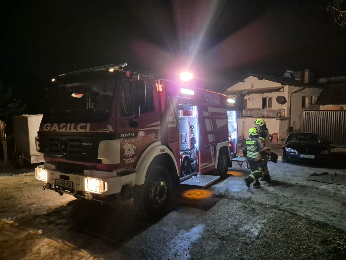 FOTO: Uničujoč požar zaustavili, gasilci bodo ponoči še dežurali