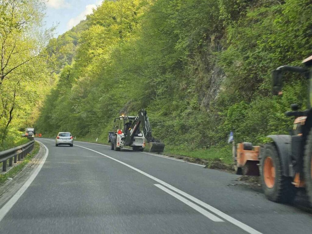 Previdno: Na cesti “za Savo” potekajo vzdrževalna dela