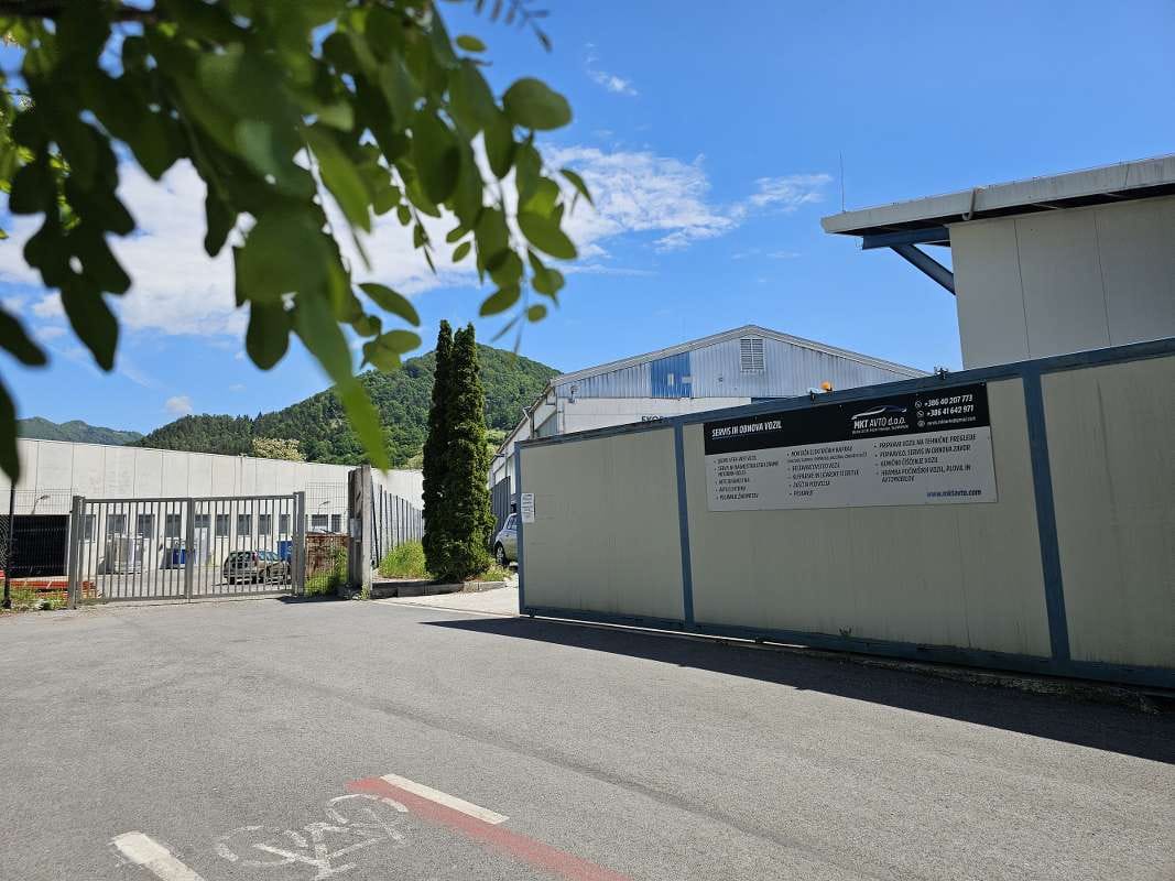 Delavnica, kjer obnavljajo Poscheje in popravijo vaš družinski avto