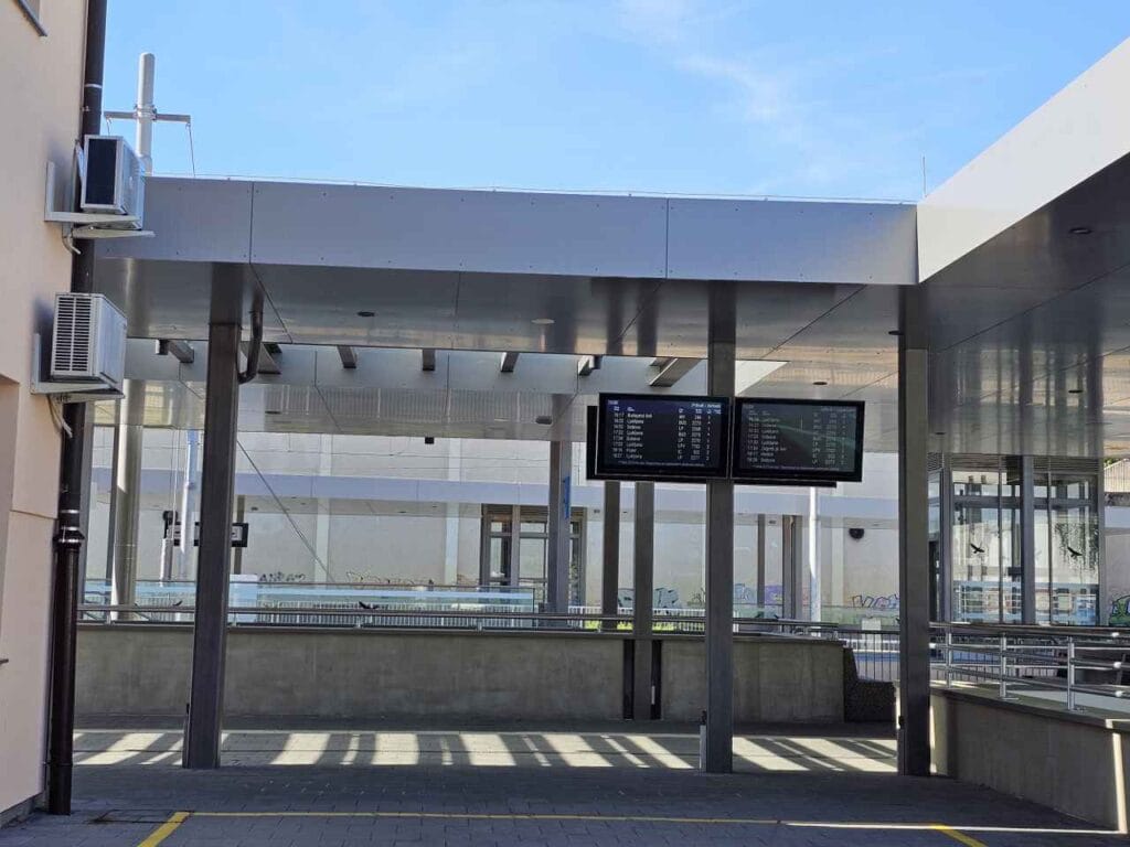 Čakanje na vlak, ki ga ni bilo, se je spremenil v lov na avtobus
