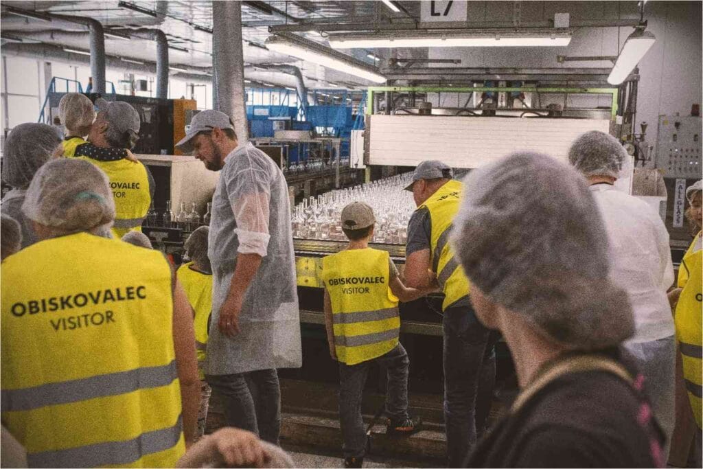 Otroci_v_steklarni_Hrastnik_2026