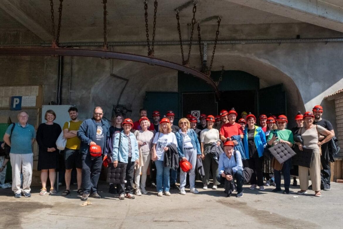 Skupinska_slika_pred_rudnikom_Kamerat_Hrastnik_2026 Skupinska_slika_pred_rudnikom_Kamerat_Hrastnik_2026