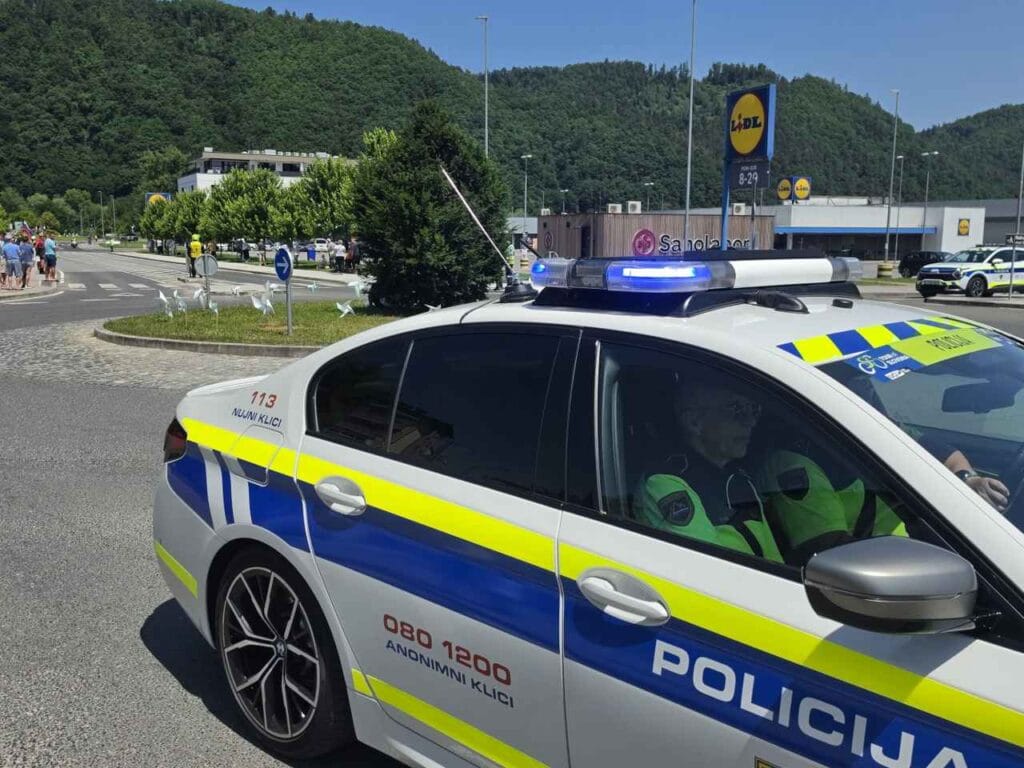 Policijsko_vozilo_kolesarska_Dirka_po_Sloveniji_Litija_junij_2026 (137)_1280x960