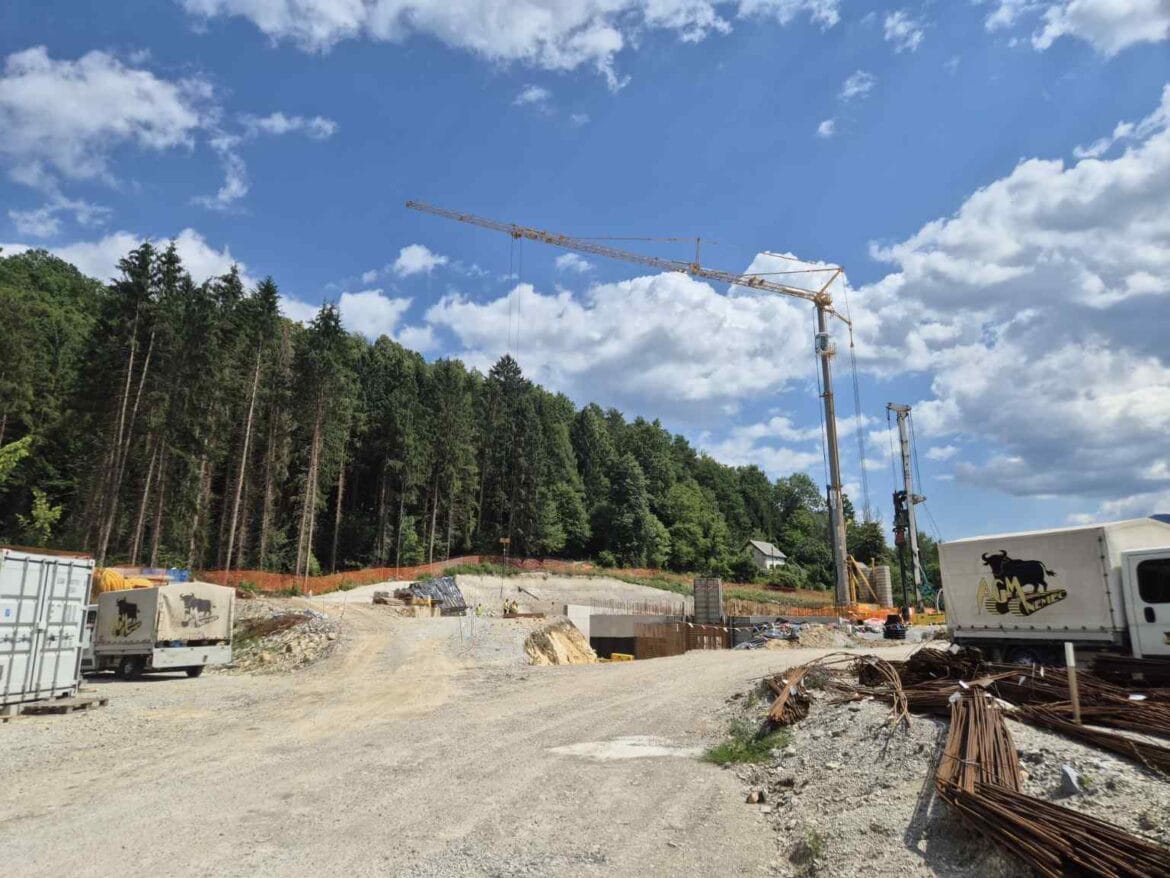 FOTO: Po zapletu s terenom novi dom na Leši raste naprej
