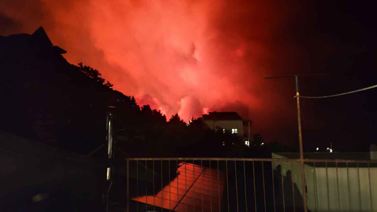 pozar_Omis_Hrvaska_Obcina_Zagorje-foto_Miran_Kostanjevec_avgust_2026 (5)_1280x720