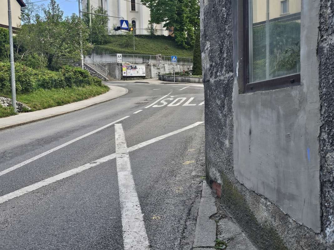 Cesto skozi Zagorje bodo prenovili, težava s pločnikom ostaja