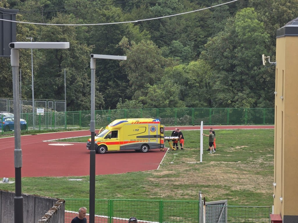 Helikopter na hrastniškem stadionu pobral bolnika