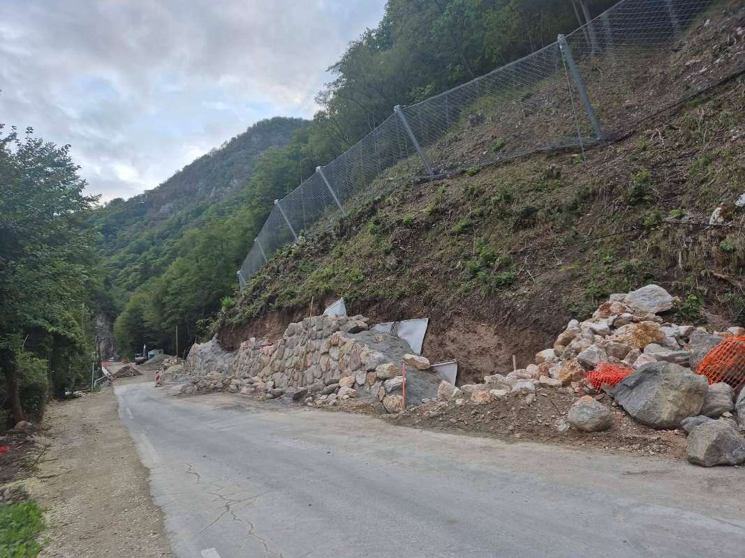 Velika skala nevarno visi nad cesto, zato popolna zapora