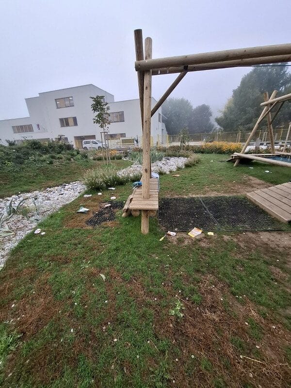 Otroci uničevali, starši nemo opazovali