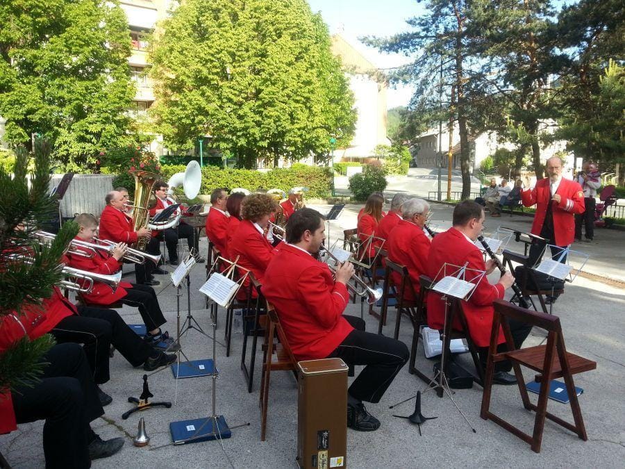 Steklarska godba podmladku plača šolnino