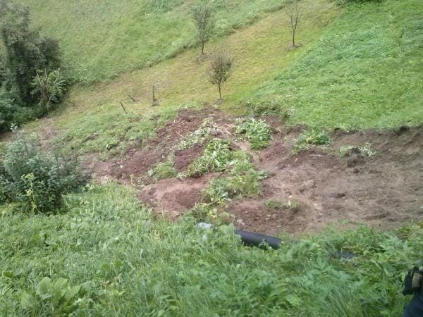 Plaz ponesel gmoto zemlje v potok