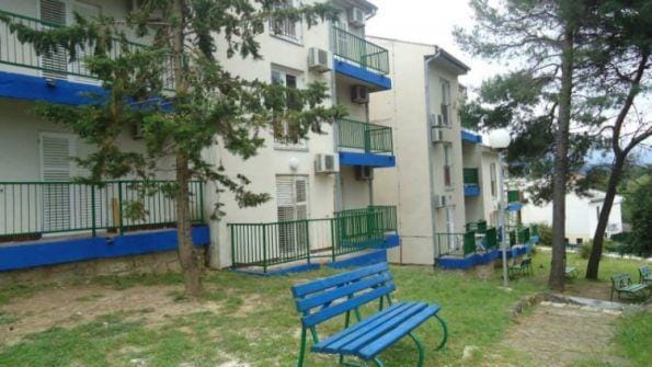 Na Rabu še vedno pospravljajo 'okostnjake'