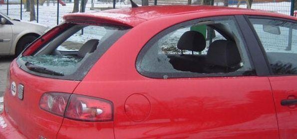 Objestnež poškodoval vozilo