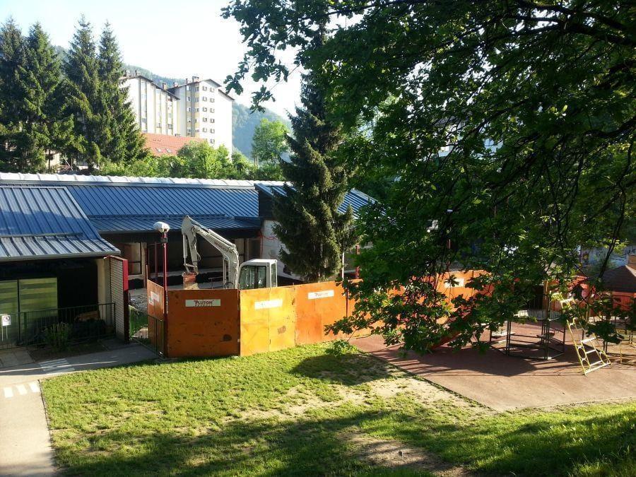 Starši na enem bregu, kolektiv vrtca na drugem