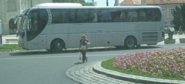 Padla na avtobusu in se poškodovala