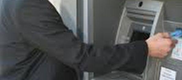 Izmaknili bančno kartico in dvigovali denar