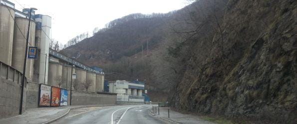 Skala ohromila promet, elektriko in poškodovala dve osebi