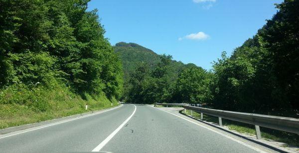 Zaradi nepravilnega prehitevanja motorist na tleh