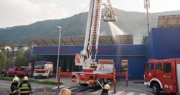 FOTO: Ognjeni zublji zajeli poslopje v Kisovcu