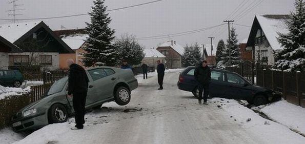 Vozila obtičala na poledenelem cestišču