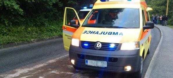 Iz neznanega razloga zapeljala desno nato levo in trčila