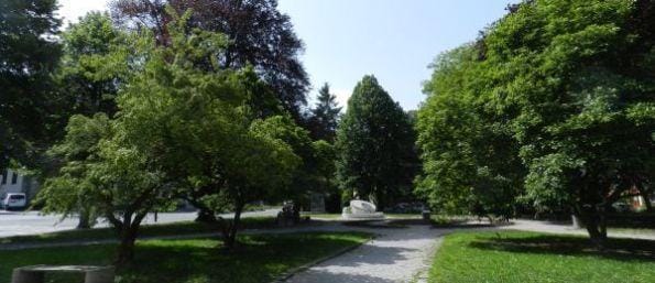 Mladina v parku preglasna