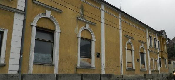 Nekoč veličasten, sedaj propada na očeh vsem