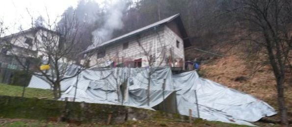 Plaz ob stanovanjski hiši v Trbovljah