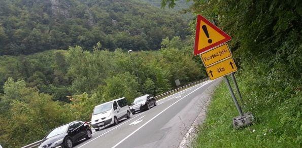 Čemu tabla? Jaške naj popravijo!