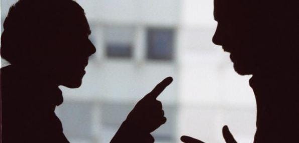 V spor med občanoma posegli policisti