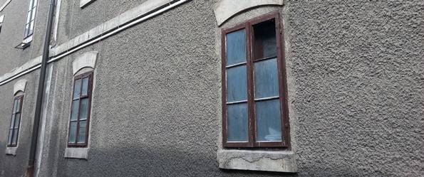 Razbil okensko steklo