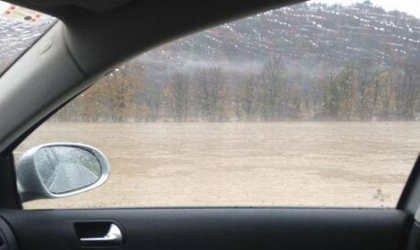 Poplave, plazovi, zaprte ceste