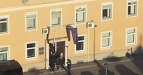 Vse več politikov v sodnih škandalih