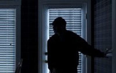 Iz stanovanja pobral nakit in pobegnil