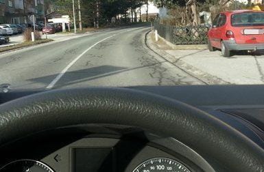 Odnesel telefon, poškodoval avto, povozil divjad