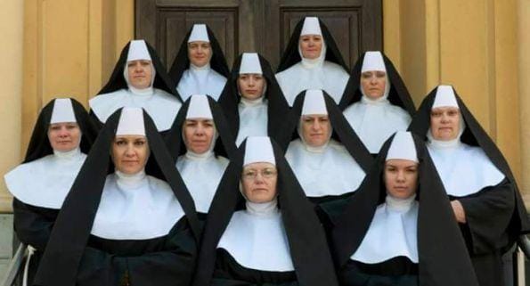 Komedija na odru, za odrom pa še večja.' 