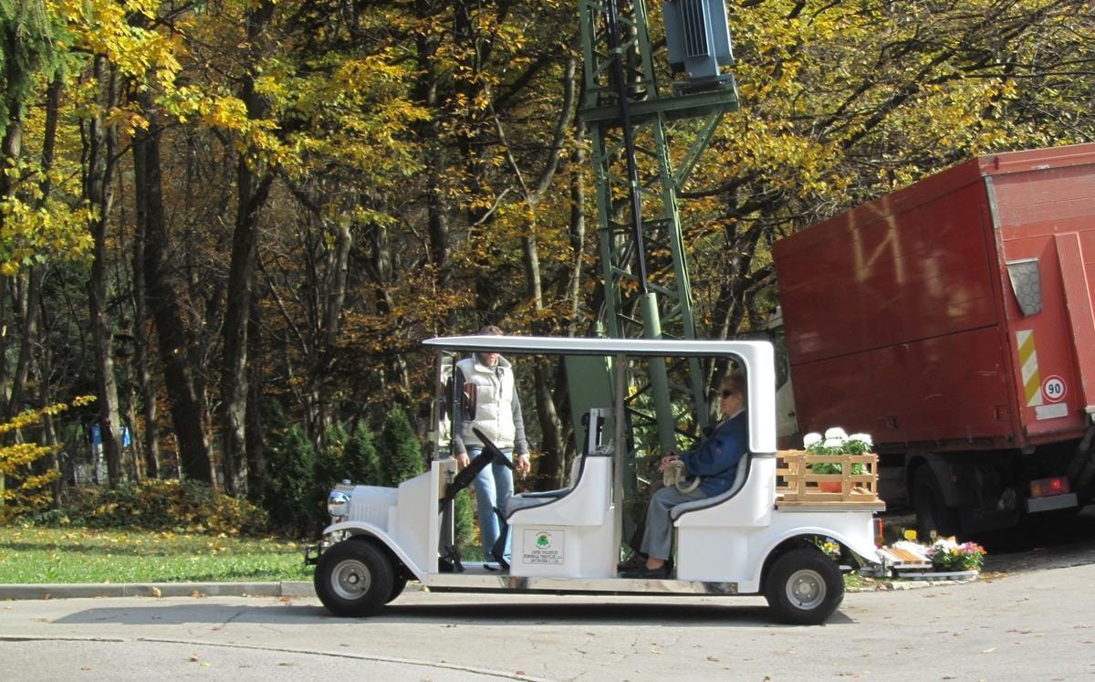Za električno vozilo na pokopališču je še premrzlo