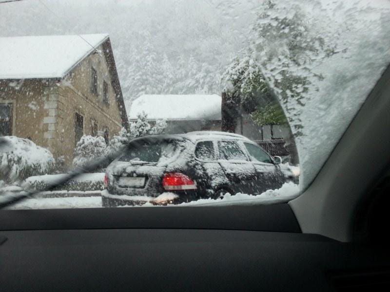 FOTO in VIDEO: Pomladni sneg v Zasavju
