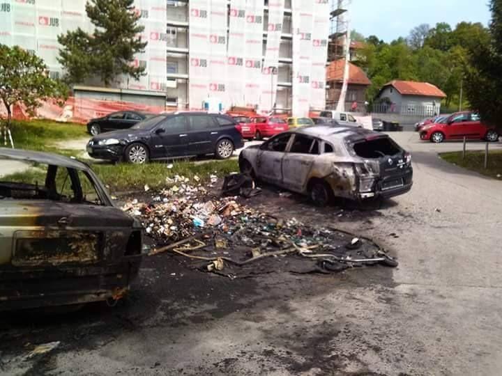 FOTO: Zažgal smetnjak, ogenj še na 3 vozila