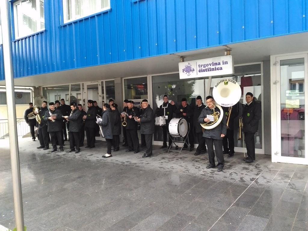 FOTO: Namesto budilke, zvoki godbe