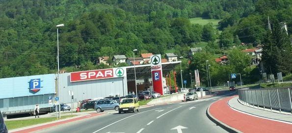 Nadlegoval jih je na WC-ju