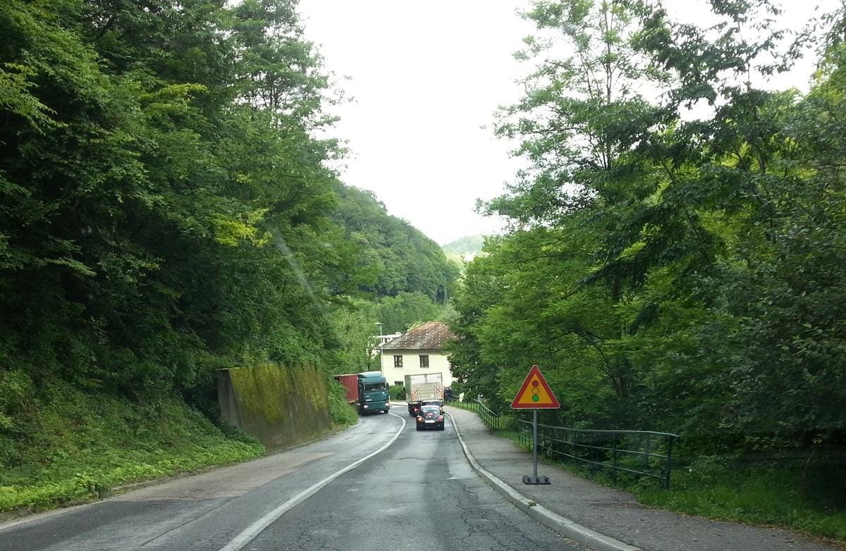 V Hrastniku oviran promet